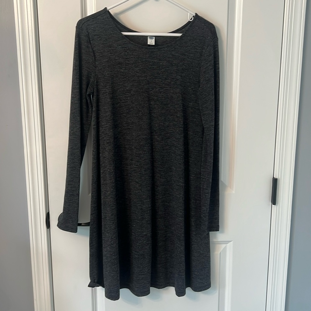 Old Navy shift dress, fitted arms in gray.